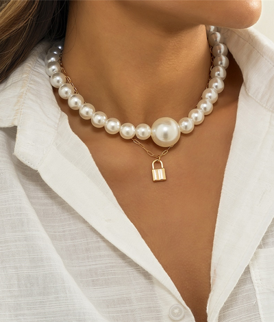 Collier cadenas et perles blanches