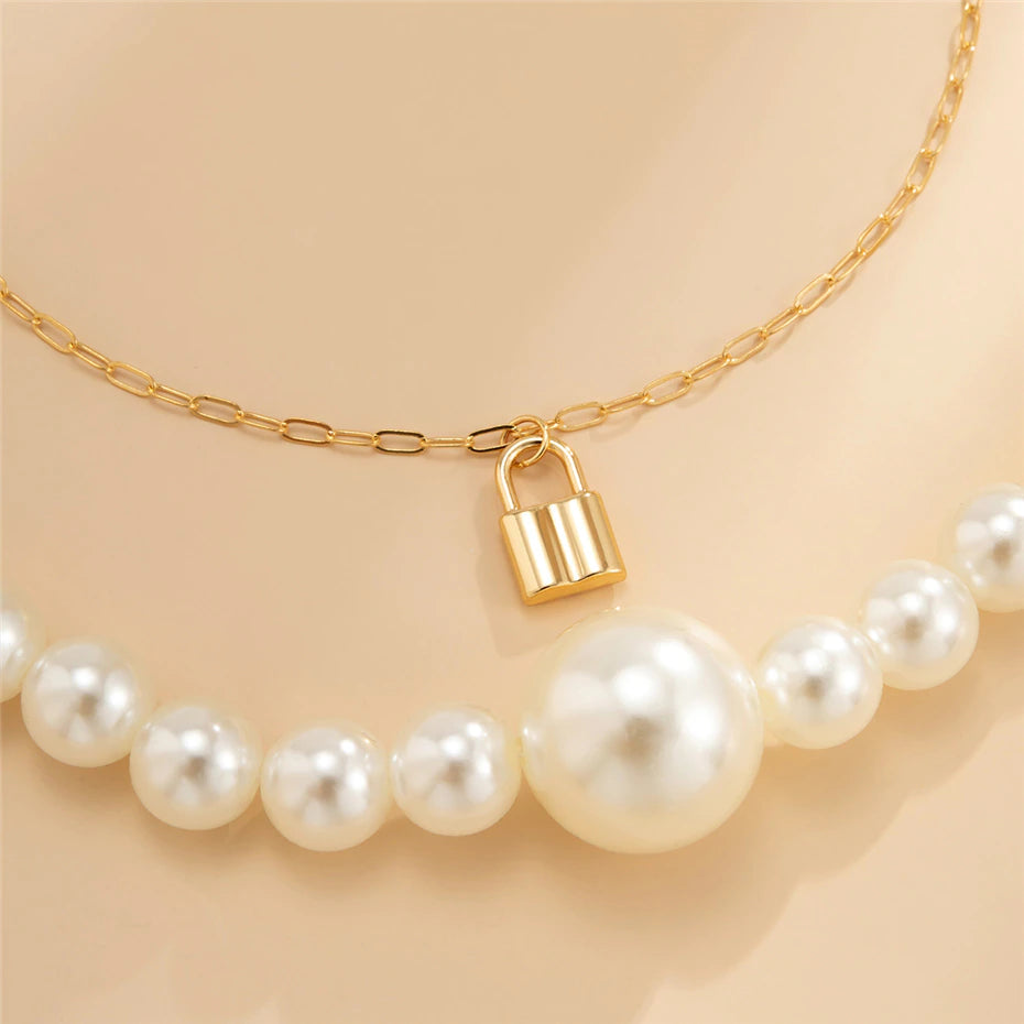 Collier cadenas et perles blanches